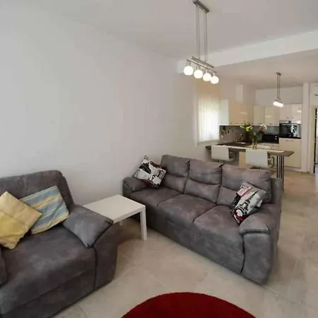 Apartment With Pool In Porec-istrien 54580 Porec