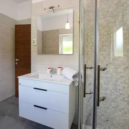 With Pool In Porec-istrien 54580 Apartman